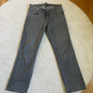 Weekday Arrow Low Straight Jeans - Säljes pga att de är för stora. Storlek 27/30,  endast använts ett fåtal gånger, så är i bra skick. 