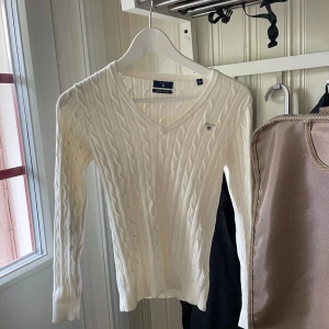 Gant tröja  - V-ringad kabelstickad tröja i bomullsstretch.  Nypris: 1400kr  Mycket fint skick  Stl XS