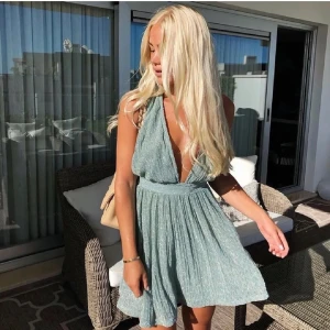 Glittrig klänning  - Säljer denna glittriga klänning från Nelly i strl S. Endast använd en gång och har därför inga defekter💛 första bilden är lånad