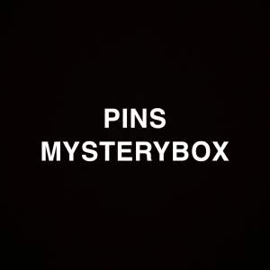 Mysterybox med pins. Skriv i vilken stil / vilket tema du vill ha på pinsen så fixar jag det!! Kan förekomma mindre defekter på pinsen därav det låga priset. 6 pins för 50kr + frakt :)