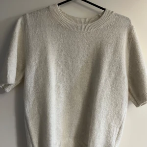 kortärmad stickad - Säljer denna då den ändast tar upp plats i garderoben! Jätte bra skick och jag har nog aldrig använt den! Köpte för ca 200kr. 
