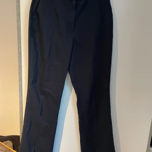 Marinblå kostymbyxor i storlek 38 - Marinblå kostymbyxor i storlek 38 från hm. Sällan använda.