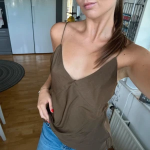 Satin topp - Brunt linne i satin från Banana Republic. Stl S. Jättebra skick! Justerbara band. 