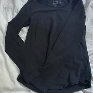 Långärmad tröja - Bra skick. Andvänd några få gånger. Säljer pga för liten. Helt svart.