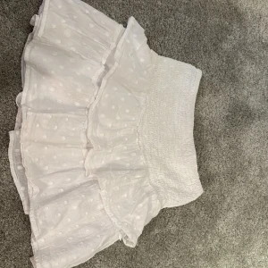 Vit volangkjol - En lågmidjade vit volangkjol passar till alla outfits och är jätte fin men passar inte mig längre😭 på bilden är den lite skrynklig men den blir finare när man stryker den 👍😊