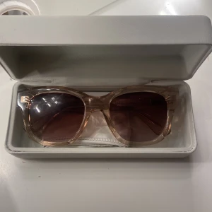 chimi 07 - färg ecru, köpt här på plick. påsen till glasögonen är lite smutsig för att ja spillde på den , men går att tvätta 🙏🏻 pris går att diskutera.