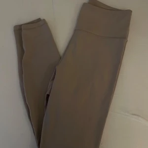 Träningstights - Träningstights från H&M Move. Sparsamt använda. Skickas/mötas i Stockholm 