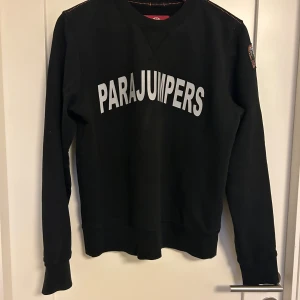 Parajumper tröja - Supersnygg svart parajumper tröja. Mycket bra skick. Storlek y-m så passar XS. Hör av er vid frågor och funderingar.