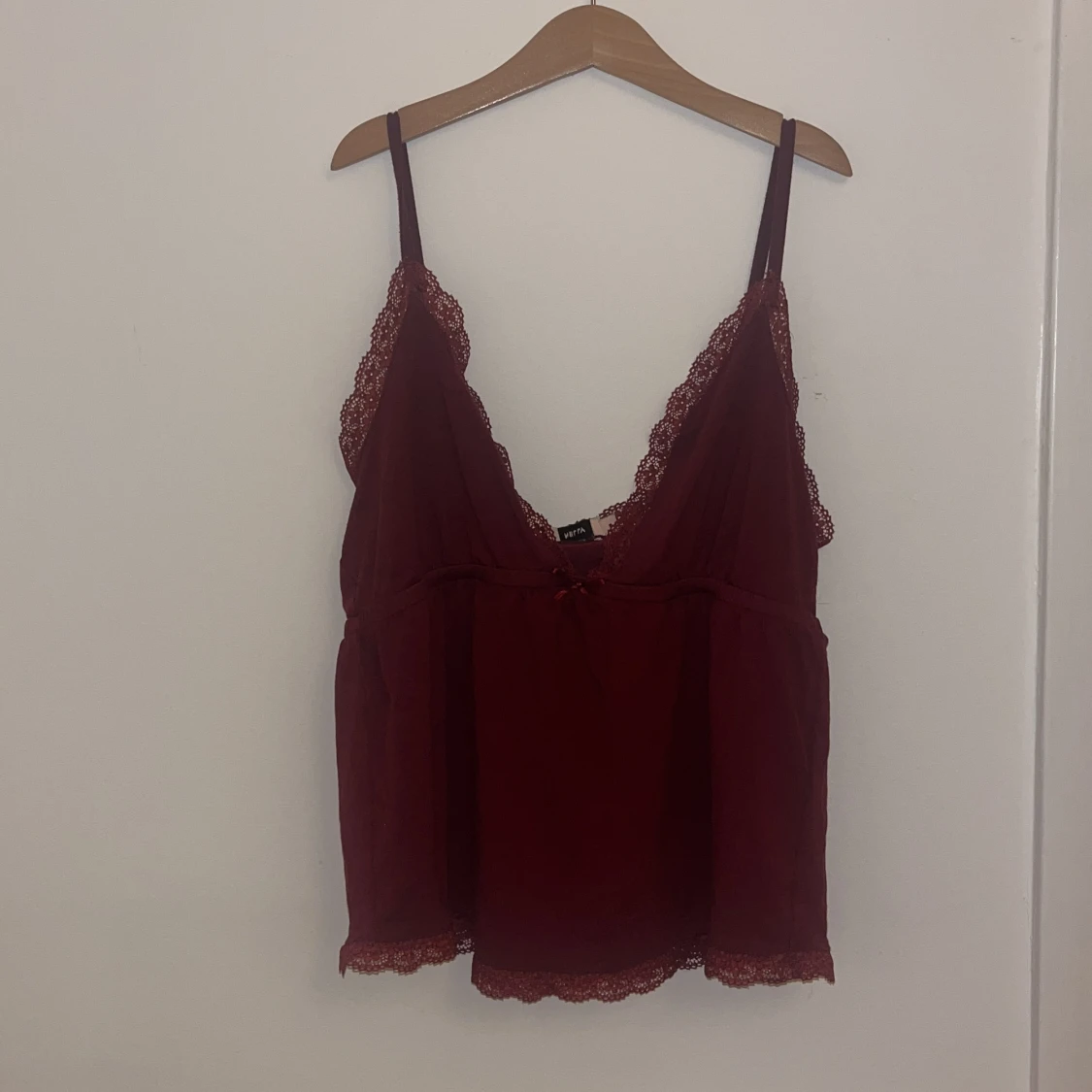 Nyskick✨ Vinröd linnetopp från Nelly