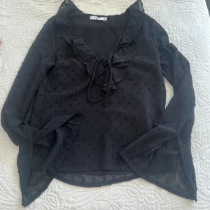 Svart blus  - Sälje denna blus som ändats används en gång 