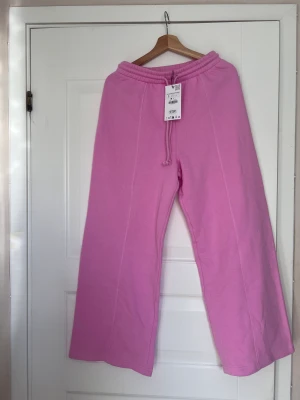 Nya rosa mjukisbyxor slutsålda - Populära mjukisbyxkor från Zara fortfarande prislappen på. Köpta för 300 kr