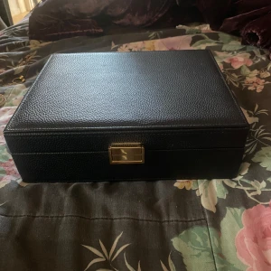 Smycke låda  - Säljer min fina låda till smycken🩵 använder inte den längre, inte sönder nånstans nästan som ny 🩵 