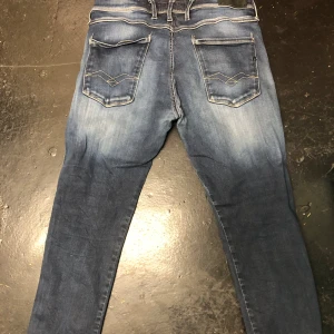 Replay jeans  - Bra skick storlek finns på bilden slim. Fina Jeans. Inte mina egna jeans så vet inte exakt hur de sitter ni får gå efter storleken på bilden. 👍