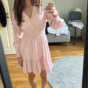 Klänning - Jätte söt rosa klänning från zara💕 Endast använd en gång🙌