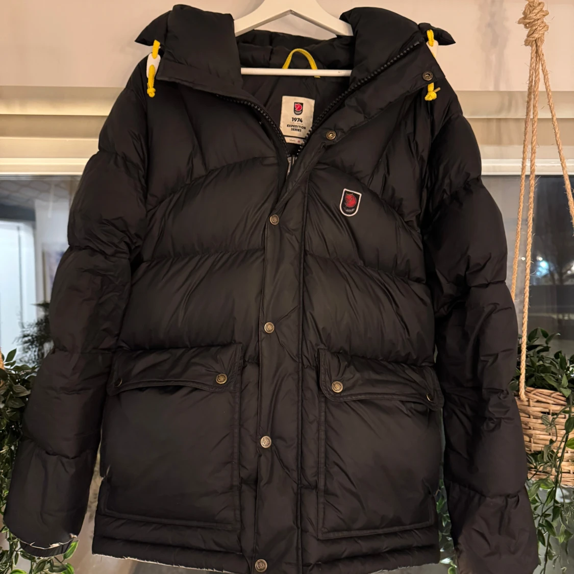 Svart dunjacka från Fjällräven