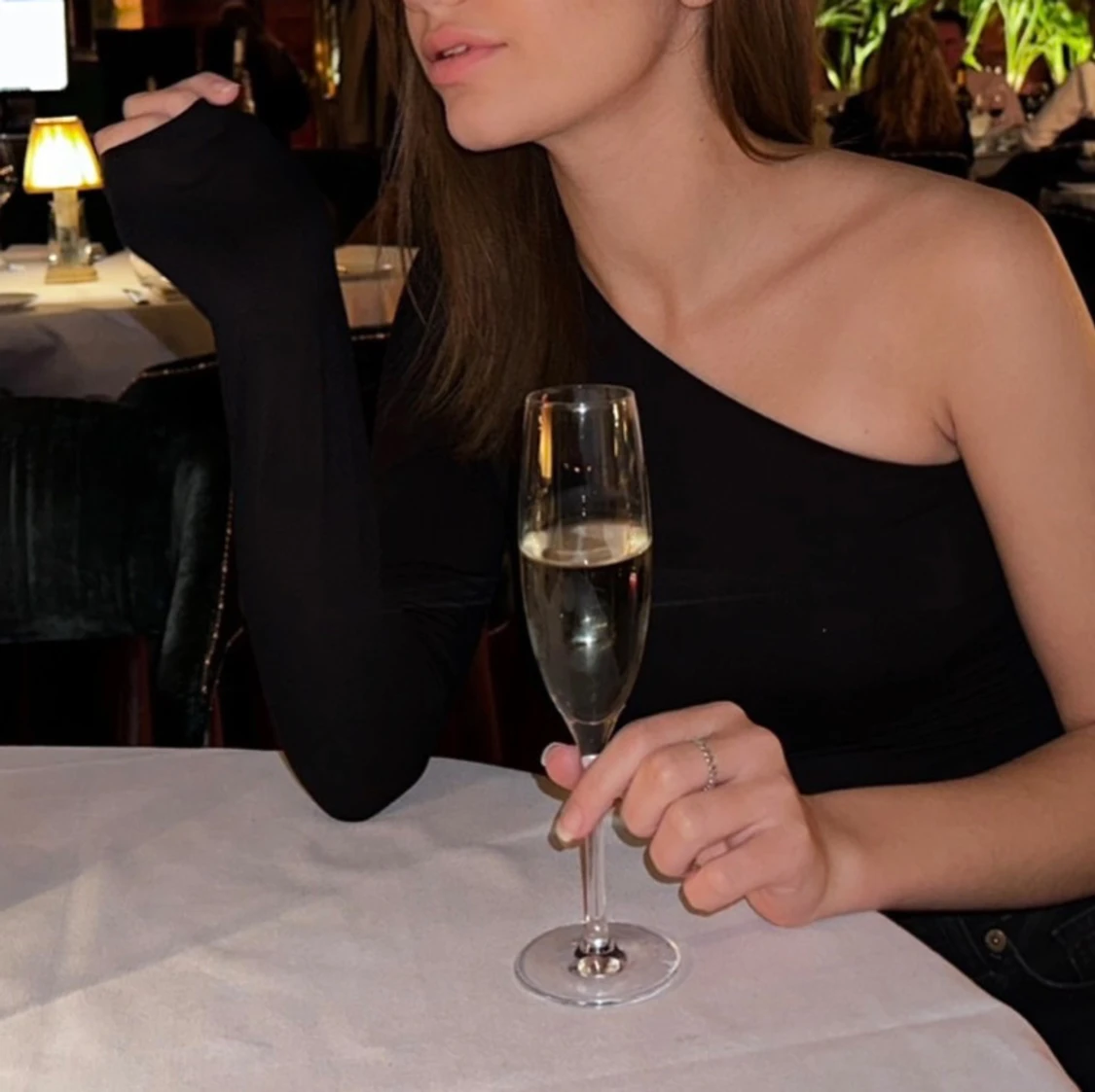 Svart oneshoulder topp - 1