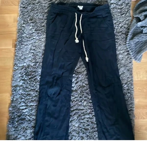 mörkblå roxy linnebyxor - Säljer ett par mörkblå linnebyxor med vit snörning i midjan. Byxorna har en loose passform och är perfekta för en avslappnad stil. De är tillverkade i ett mjukt material som ger en bekväm känsla hela dagen. LÅNADE BILDER!!🥰 skriv för egna bilder❤️