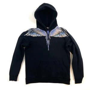 Marcelo Burton Hoodie - Marcelo Burlon Hoodie | En sjukt fet, eftertraktad och stilren hoodie! | Skick 9/10, OTROLIGT bra! | Storlek S, passar de som är runt 170-180 cm | Priset är alltid diskuterbart vid snabb affär! | Nypris 5000kr | Hör mer än gärna av dig vid minsta möjliga fråga eller fundering så svarar vi med glädje! | GardeGrisch - Registrerat företag 🙌🏻