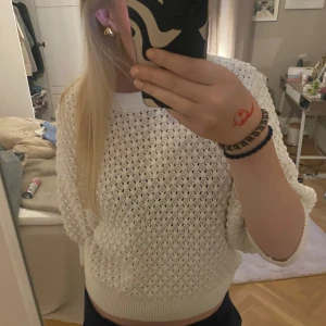 Vit stickad tröja - Säljer en vit stickad tröja som är såå fin och passar till allt💓 skriv om du har frågor!