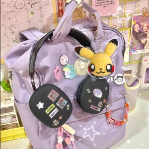 Pikachu Pokémon Nyckelring ✨💜 - Supersöt virkad Pikachu som passar både som nyckelring eller att hängas som dekoration på din väska! 💛 Frakt 22kr med swish eller använd KÖP NU 🌷 Postas inom 5 dagar efter betalning 💌