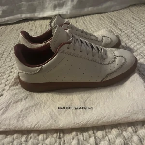 Isabel Marant skor - Snygga vita sneakers från Isabel Marant, Bryce modellen. Köptes för nypris. Vid snabbaffär går pris att diskutera ❤️