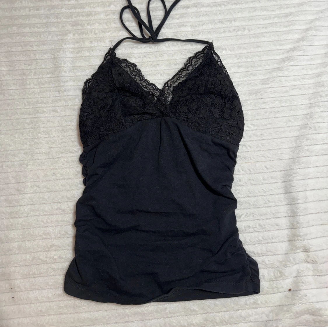 Svart spetsdetaljerad linne