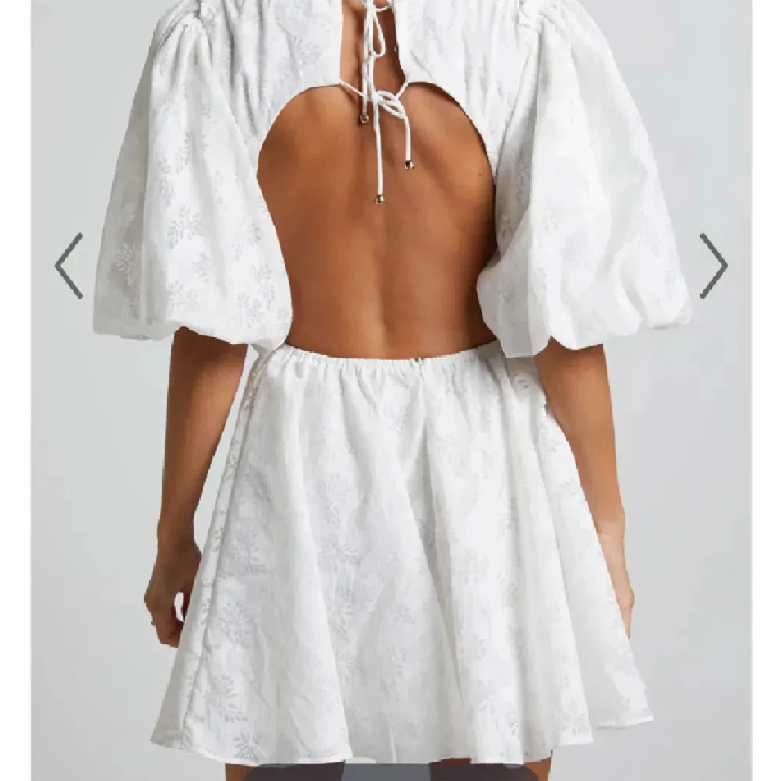 Söker! Vit klänning med öppen rygg - 1