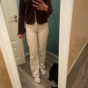 Raka jeans  - Snygga beige jeans ifrån BikBok med bootcut-stil. I storlek waist 25 och lenght 32. Jag är 172 cm lång och bär storlek S 