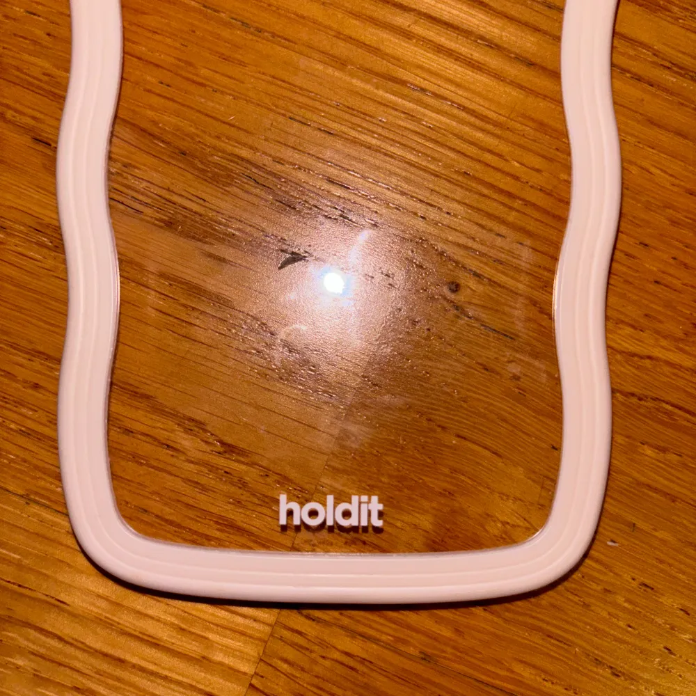 Sparsamt använt iPhone 15 plus skal Holdit Wavy. Asusteet.