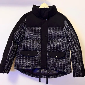 Svart och vit quiltad jacka - Fin puffer jacka från Gant. Passar för vardag och för skidor. Jätte varm och passar Perfekt för kyligare dagar. Storlek S passar även för storlek XS och M. Köpt för 4500kr, den är slut på hemsidan. 