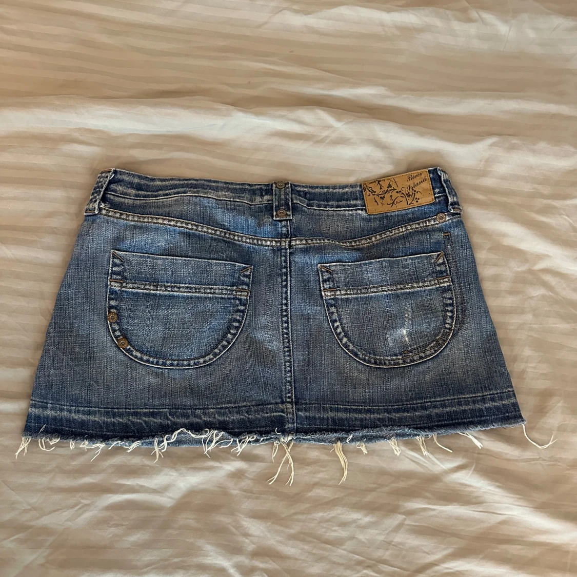 Blå jeanskjol med fransig kant - 1