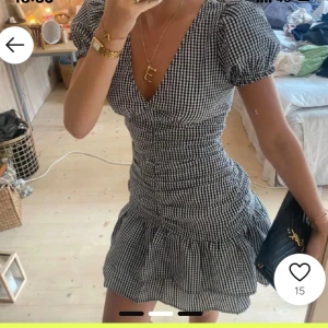 Klänning  - Säljer denna snygga klänning från H&M som är slutsålt!😍(första bilden lånad)