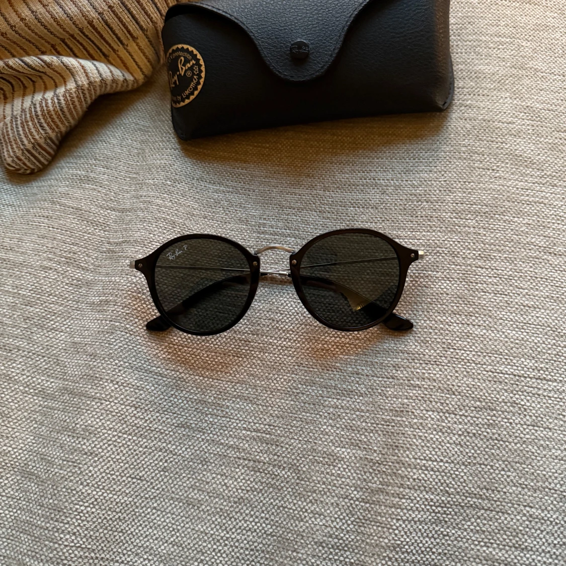 Svarta solglasögon från Ray-Ban