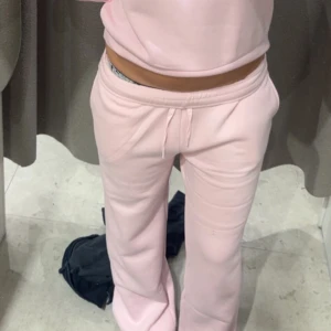 Rosa sweatpants - Säljer en mysig rosa sweatpants från gina 