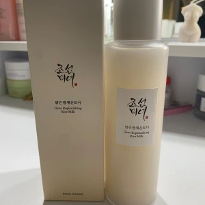 Beauty of Joseon Glow Replenishing Rice Milk - Beauty of Joseon Glow Replenishing Rice Milk är en upplysande toner med risextrakt och aminosyror. Den återfuktar och slätar ut torr hud med en unik dubbellagerformel. Perfekt för att lugna känslig hud och ge en jämnare textur. OANVÄND(råkade köpa fel) 