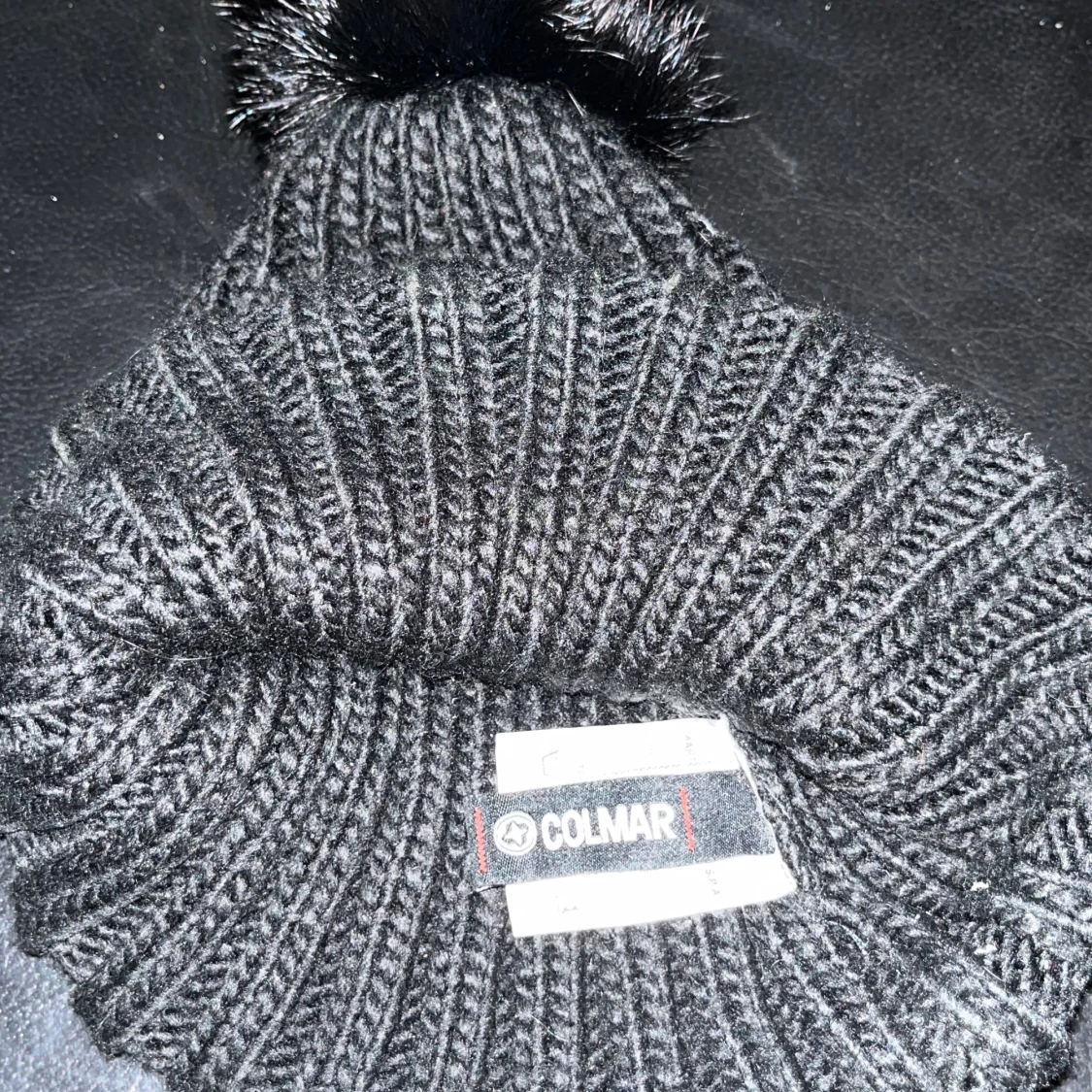 Svart stickad mössa med pälsboll från Colmar - 1