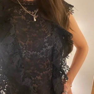 Mörkblå zara topp - Säljer denna superfina mörkblåa spetstoppen från zara i bra skick!💙Storlek: s