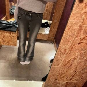 Weekday jeans! - Säljer dessa skit snygga weekday jeansen från chep monday som är helt slutsålda på hemsidan. Dessa är i så bra skick knappast andvända, är lite osäker om jag vill sälja så säljer endast vid bra bud!💕