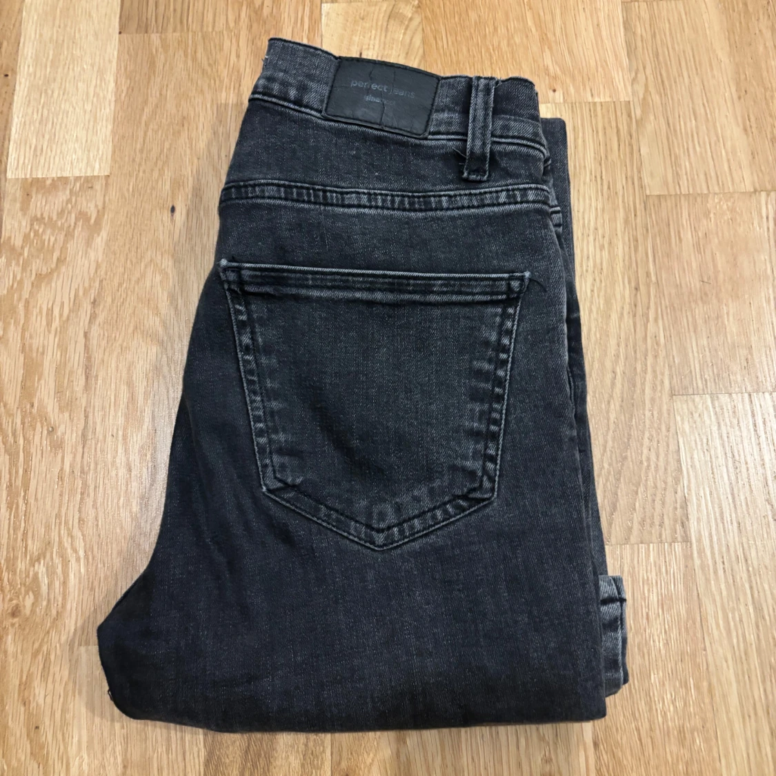 Grå jeans från Gina Tricot  - 2