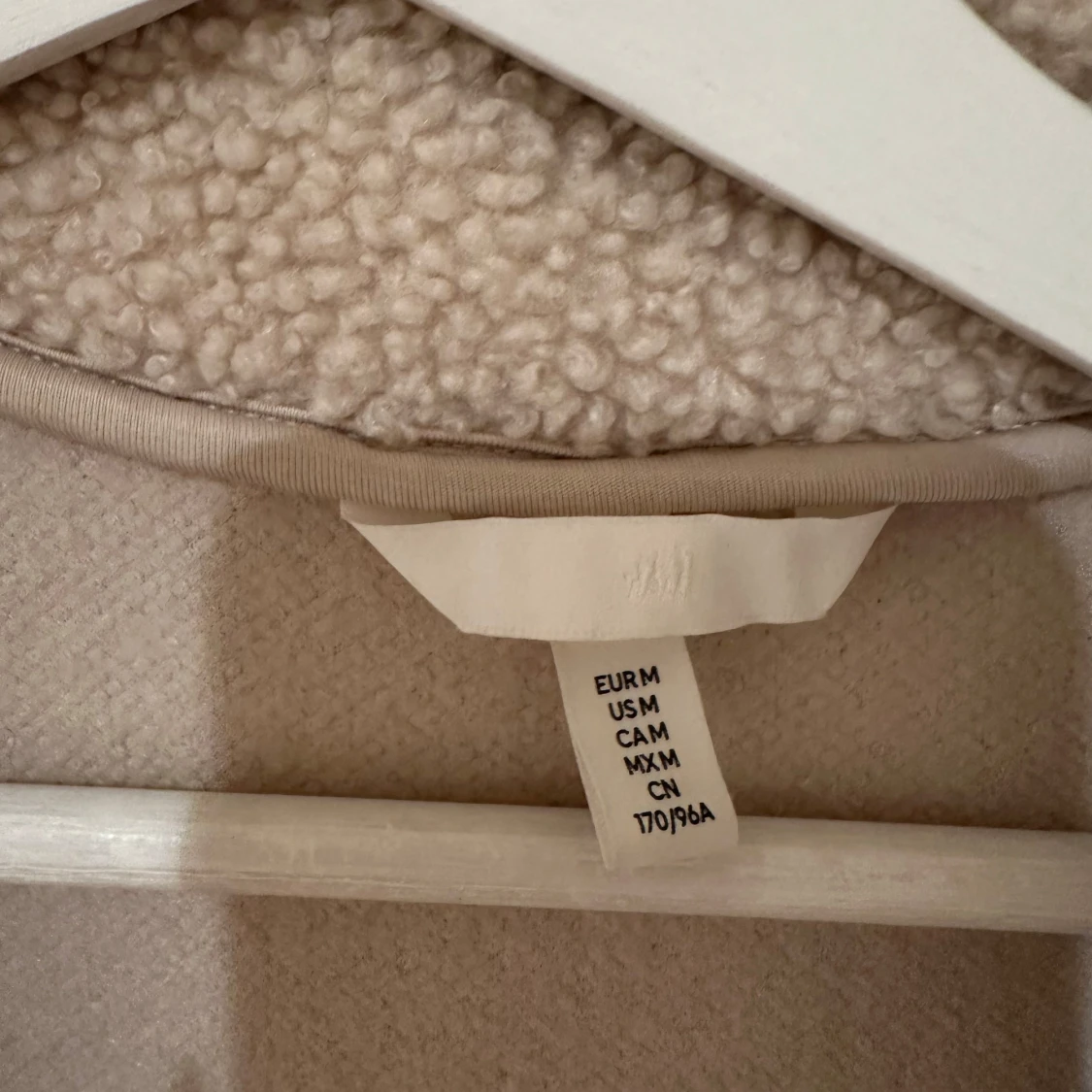 Beige teddyjacka från H&M - 1