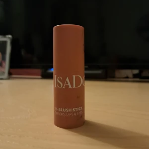 Blush Stick från IsaDora - IsaDora Blush Stick i nyansen 40 Soft Pink. Perfekt för kinder, läppar och ögon. Praktisk stickform för enkel applicering och touch-ups. Enkel att ha med sig och den smälter jämnt in i huden. ❤️❤️ Orginalpris:129 kr❤️