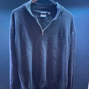 Oscar Jacobson tröja  - Säljer en stilren brun/grön tröja från Oscar Jacobson med dragkedja vid halsen. Tröjan är tillverkad i Italien och har långa ärmar. Perfekt för en elegant och bekväm look. Tröjan är Kashmir. Storlek Large men passar även Medium. Inga defekter endast lite knopprig. Tveka inte på att höra av er vid funderingar🥂