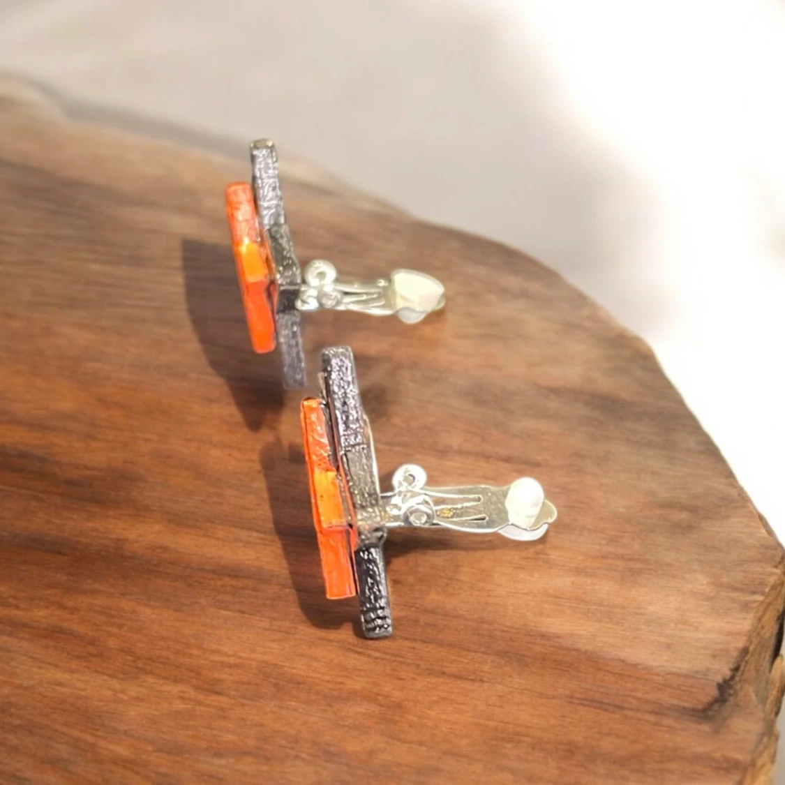 Stjärnformade örhängen i orange och svart (clips) - 3