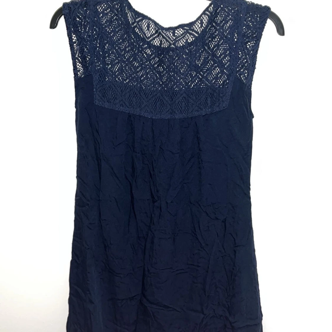 Mörkblå klänning med spetsdetaljer