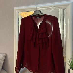 Röd blus - Röd blus med detaljer fram till. Aldrig använd så är som ny