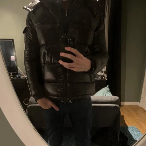 Svart moncler maya - Säljer denna moncler maya av äldre modell, inga defekter på jackan. Köpte denna från tidigare från plick. Fråga om du undrar något!