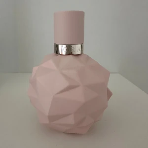 Sweet like candy parfym Ariana grande 50 ml - Sweet like candy parfym av Ariana grande, 50 ml. Ca 60-70% kvar i flaskan. Svårt att se exakt, men inte mycket använd. 💗