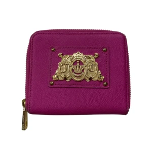Rosa plånbok från Juicy Couture🩷 - Snygg rosa plånbok från Juicy Couture med guldfärgad logga på framsidan. Plånboken har dragkedja runtom och flera fack inuti för kort och mynt. Den är knappt använt och därför väljer jag att sälja den. Perfekt som present🩷skriv vid frågor❕