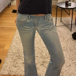 Ljusblå bootcut jeans från Diesel - Super Snygga ljusblå lågmidjade bootcut jeans från Diesel. Säljer pga de är för korta för mig, bra skick. Pris kan diskuteras💞