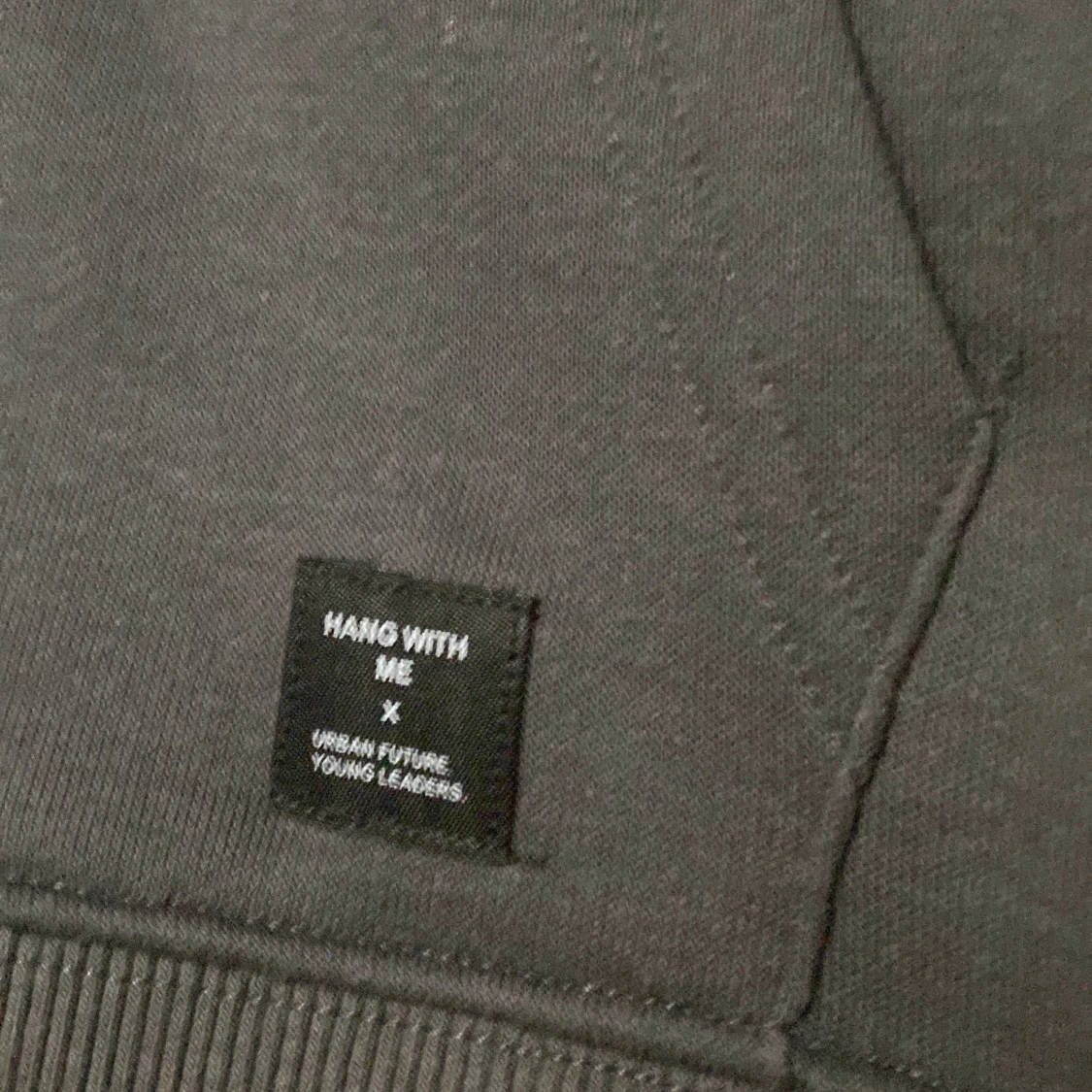Mörkgrå hoodie från Hang With Me - 3